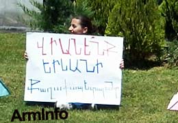 Активисты "Платим 100драм" требуют у омбудсмена Армении обеспечить достойные условия проведения пикета