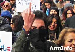 Young people picket editorial offices of Haykakan Zhamanak daily and 1in.am portal 
