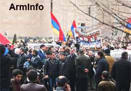 Сторонники Вардана Петросяна проводят акцию в его поддержку у здания правительства Армении