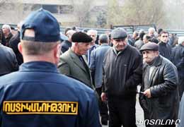 Бывшие сотрудники "Наирита" у здания парламента требуют перезапуска завода