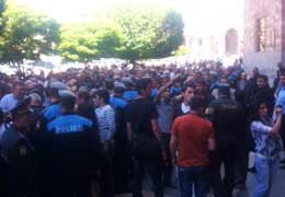 Работники "Наирита" провели акцию протеста у резиденции президента Армении, требуя зарплаты