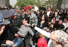 Полиция РА: Заявления о непропорциональном применении силы в отношении участников митинга 9 апреля беспочвенны