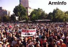 Участники акции протеста против повышения тарифов на электроэнергию вновь двинулись к резиденции президента Армении, однако на полпути свернули обратно 