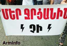 Деятели культуры Армении и депутаты парламента, разделяющие требования митингующей молодежи, намерены ночью «встать живым щитом» перед Полицией