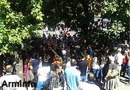 Активисты гражданской инициативы "Нет грабежу" призвали митингующих продолжить акцию на площади Свободы