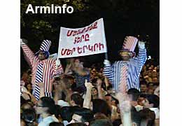 Участники автопробега "Нет грабежу" присоединились к протестующим на проспекте Баграмяна